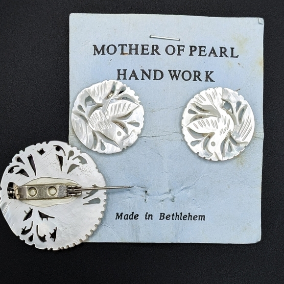 VINTAGE Mother Of Pearl Brooch And Earrings Set - Hand Carved In Bethlehem - Picture 4 of 4